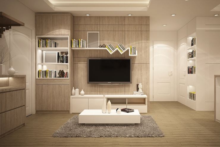 interno casa con mobili e mensole e televisore