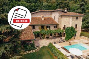 casa vista da fuori con piscina