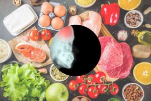 diversi tipi di cibo e nel tondino una strada al cranio