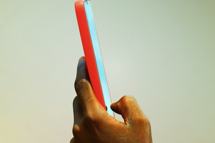 donna con telefono in mano