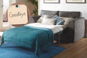 divano letto e postit con goodbye