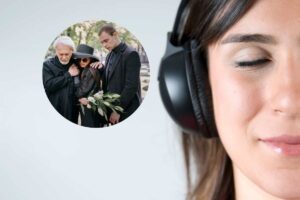 donna ascolta la musica e un funerale nel cerchietto
