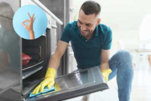 ragazzo pulisce forno