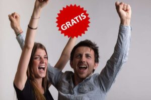 ragazzo e ragazza esultano con la scritta gratis