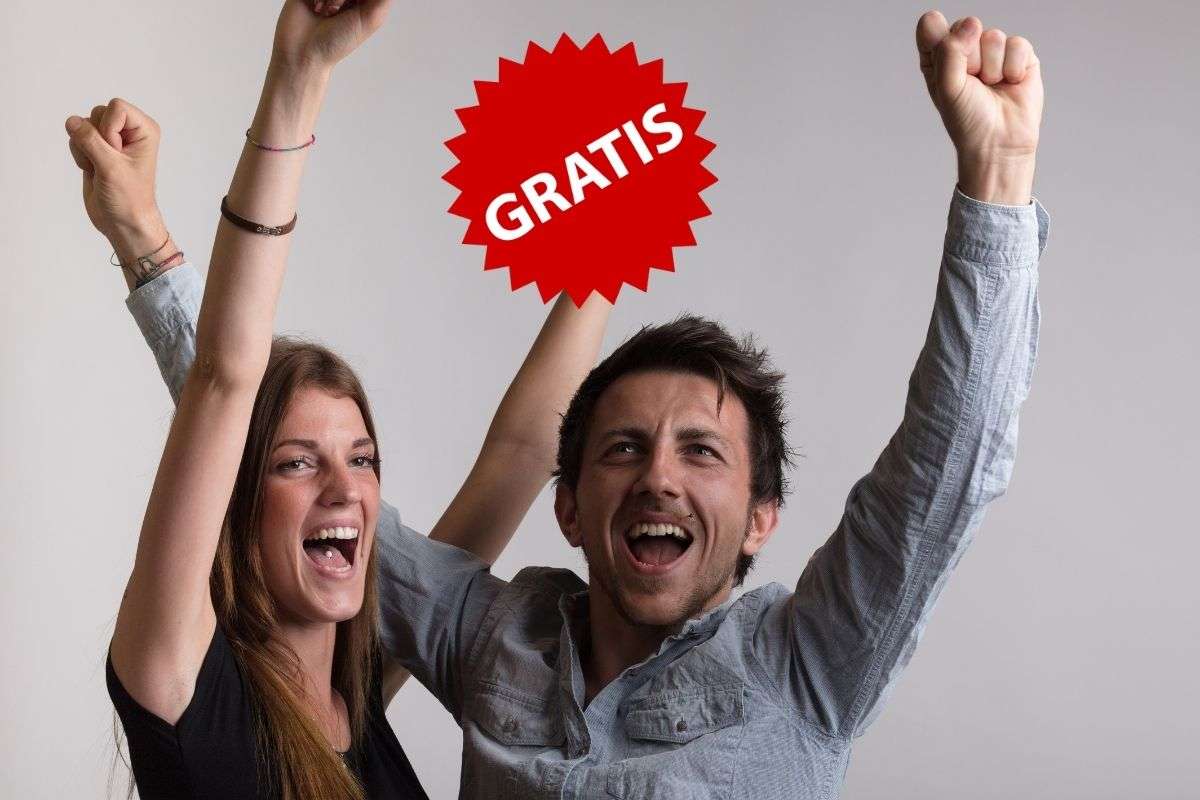 ragazzo e ragazza esultano con la scritta gratis