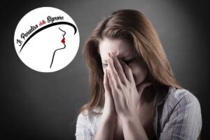 ragazza piange nel cerchietto il logo de il paradiso delle signore