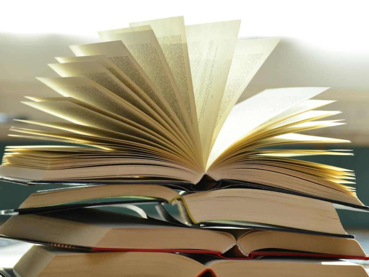 libri in pila e uno con pagine aperte