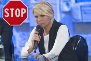 maria de filippi e un segnale di stop