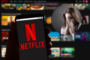 marchio netflix su smartphone e sullo sfondo monitor accesi, nel riquadro donna disperata