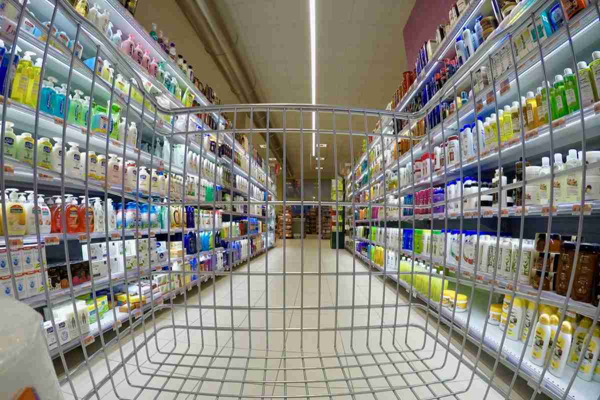 carrello in una corsia del supermercato