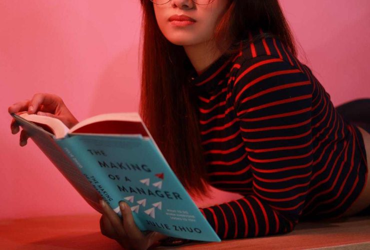 ragazza che legge un libro