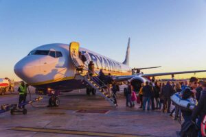 aereo della ryan air con persone che salgono
