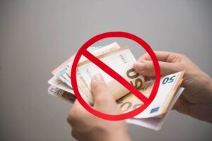 soldi e un divieto