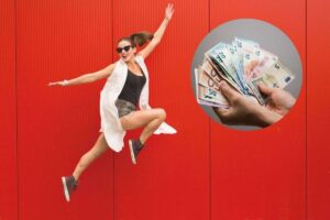 donna felice che salta e banconote euro nel riquadro