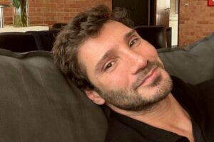 stefano de martino sorridente