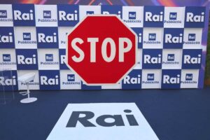 backdrop rai e davanti il segnale di stop