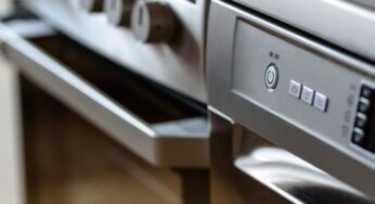 Non il bicarbonato, ma ecco il rimedio migliore per togliere le incrostazioni dal forno e dalle padelle