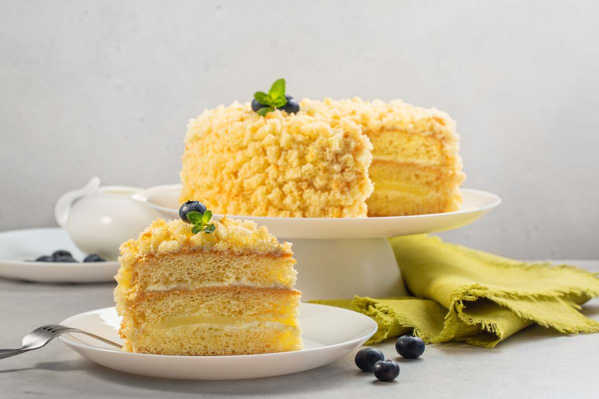 torta mimosa su alzata