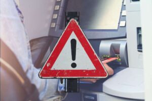 segnale allarme sullo sfondo sportello bancomat