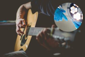 una chitarra e nel cerchietto delle mani in sala operatoria.