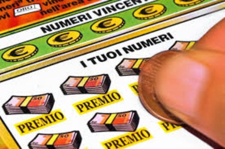 dito che gratta un biglietto del miliardario
