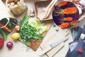 una cucina con tutti gli utensili e un batterio in un cerchietto