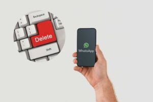 whatsapp nello smartphone e tasto delete nel cerchietto