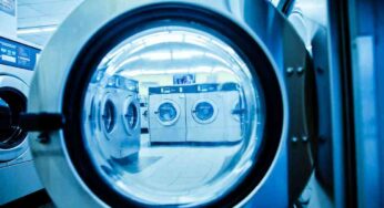 Buttare l’acqua dell’asciugatrice è uno spreco imperdonabile: ecco 3 modi geniali per riutilizzarla in casa