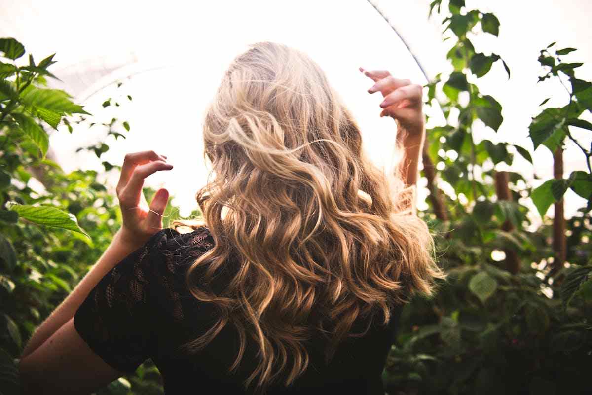 donna con capelli biondi