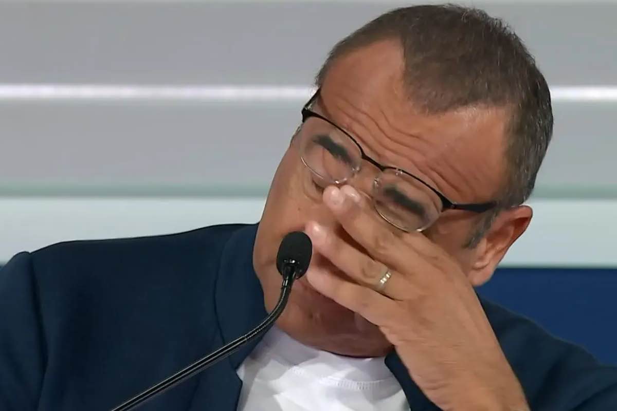 Carlo Conti che piange