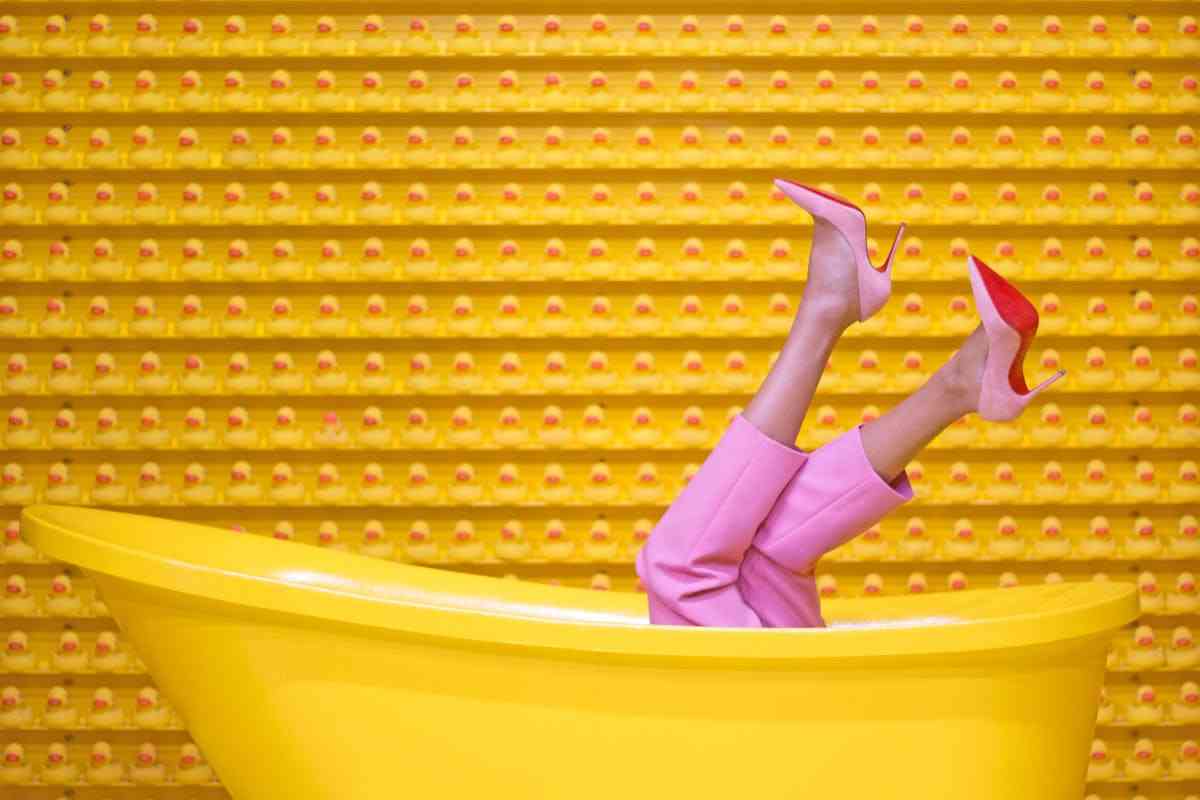 donna con gambe all'aria e tacchi rosa