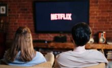 coppia che guarda netflix