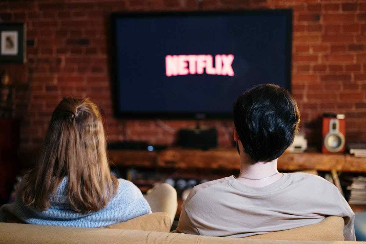 coppia che guarda netflix
