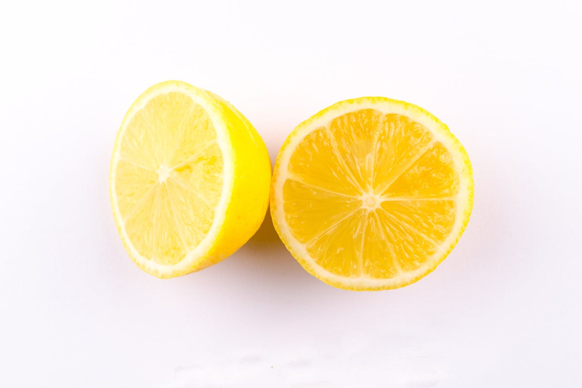 limone tagliato in due