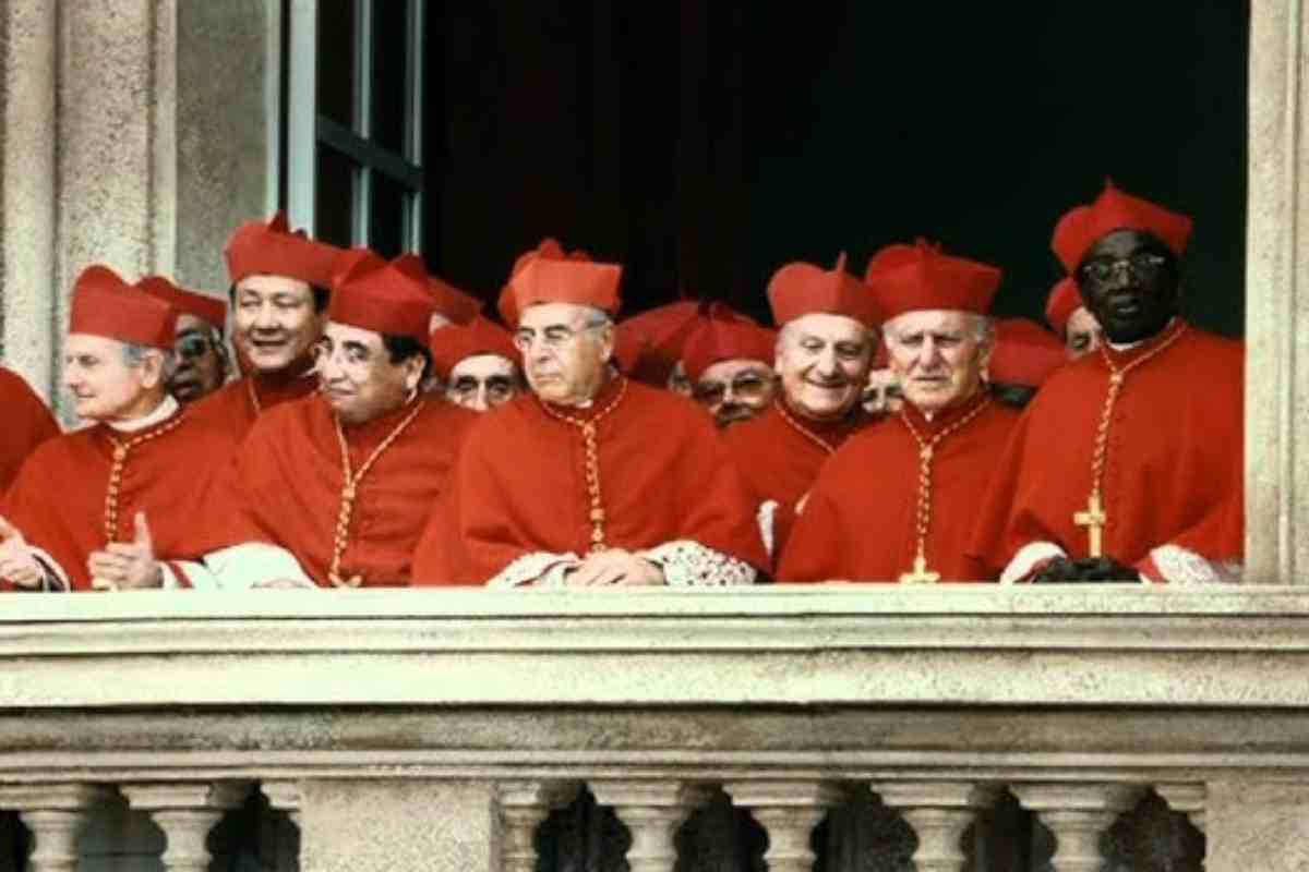 cardinali al balcone