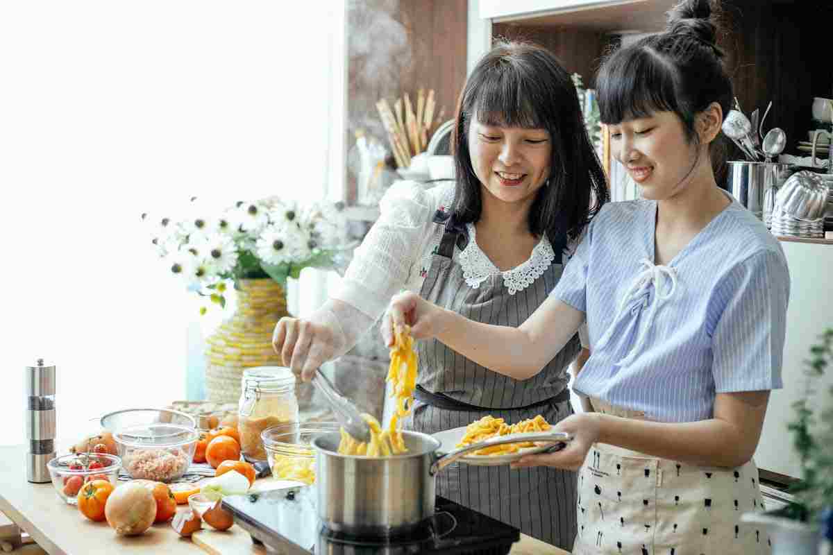 Donne cinesi che fanno la pasta