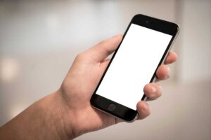 Telefono tenuto in mano