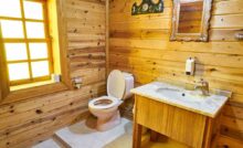 gabinetto in bagno di legno