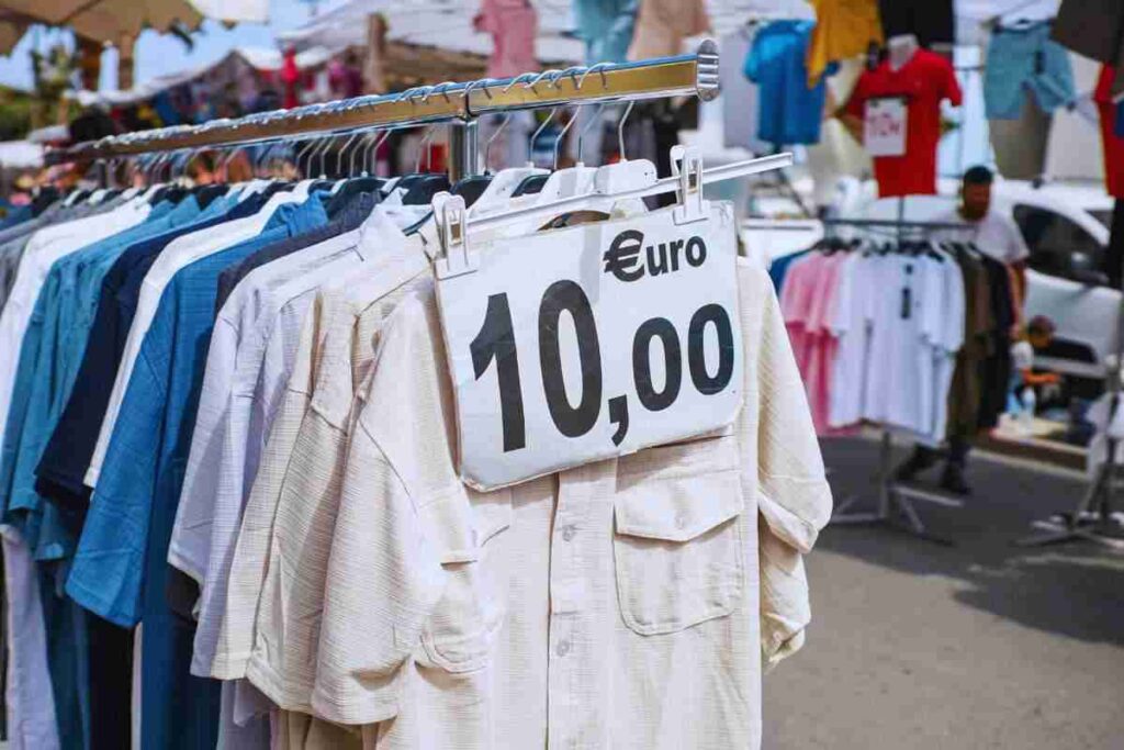 Abiti appesi nei negozi