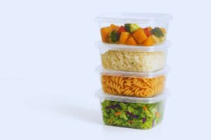 Contenitori con dentro del cibo